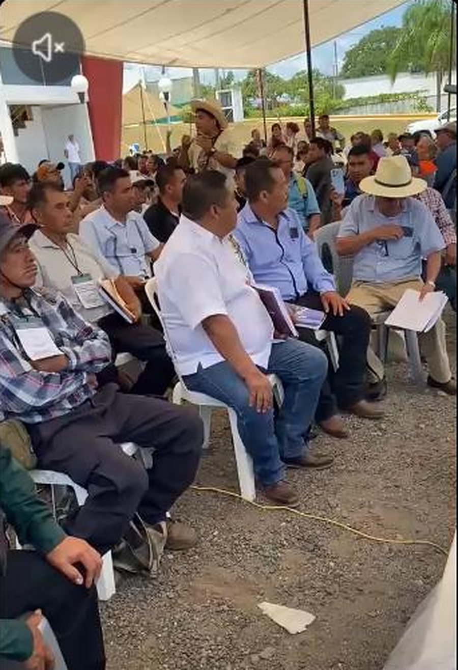 Representantes de pueblos popolucas y nahuas en la asamblea regional de consulta en Acayucan