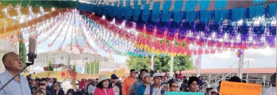 Asamblea de comunidades cholultecas en Puebla con cartulinas de protesta