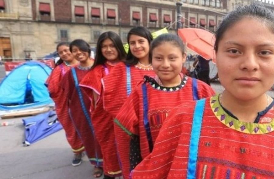 Mujeres indígenas en el Zócalo de la Ciudad de México